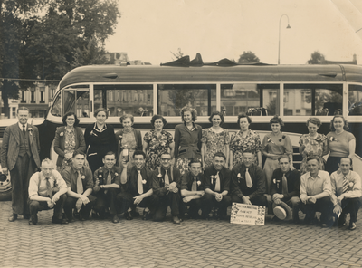 860739 Groepsportret van leden van een rijpot van de familie Droogenboek uit Wijk C te Utrecht, tijdens een uitstapje ...